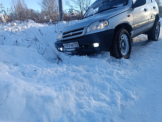 помогите, повисли на защите двигателя вытащить застрявшую машину Шевроле Нива