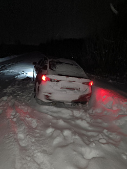 Съехал асфальтированной дороги засыпаной снегом на обочину и застрял в сугробе вытащить застрявшую машину Мазда 3