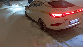 помогите пожалуйста,  не могу выехать из за снега  вытащить застрявшую машину Jac j7 