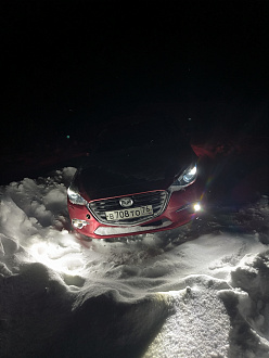 Съехал асфальтированной дороги засыпаной снегом на обочину и застрял в сугробе вытащить застрявшую машину Мазда 3