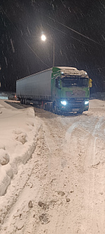 Помогите, не могу подняться в горку - негде разогнаться. Покрытие снег, под ним лёд  вытащить застрявшую машину Sitrak