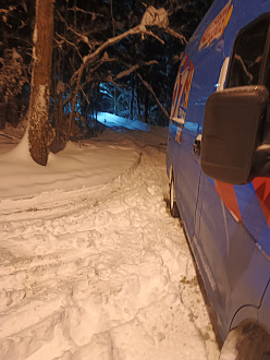 помогите, вытащить машину застряла между двумя горками в повороте. Просто вытащить наверх, не сидит, не хватает сцепления с дорогой чтоб самому уехать.  вытащить застрявшую машину Газель