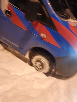 помогите, вытащить машину застряла между двумя горками в повороте. Просто вытащить наверх, не сидит, не хватает сцепления с дорогой чтоб самому уехать.  вытащить застрявшую машину Газель