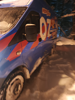 помогите, вытащить машину застряла между двумя горками в повороте. Просто вытащить наверх, не сидит, не хватает сцепления с дорогой чтоб самому уехать.  вытащить застрявшую машину Газель