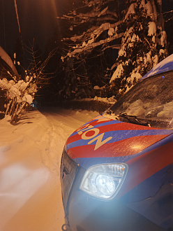 помогите, вытащить машину застряла между двумя горками в повороте. Просто вытащить наверх, не сидит, не хватает сцепления с дорогой чтоб самому уехать.  вытащить застрявшую машину Газель