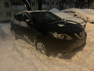 Застрял в снегу на парковке у дома, выехать своими силами не получается( вытащить застрявшую машину Nissan