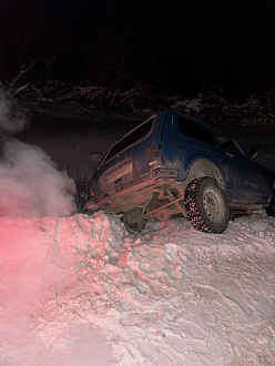 Застряли на дороге машина в овраге. вытащить застрявшую машину Нива.