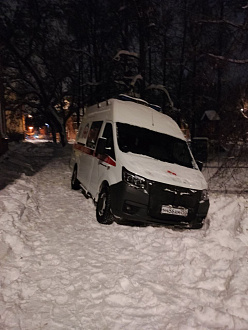 Состав в городе в сугробе. вытащить застрявшую машину Газель скорая помощь.