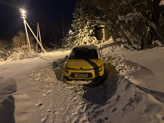 Колея на дороге. вытащить застрявшую машину Ситроен пикассо