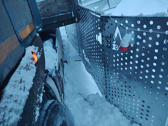 Идёт ремонт, раскопана часть дороги, при попытке выехать авто тянуло к яме, между передней и задней осью яма, не могу поехать не в перед не назад вытащить застрявшую машину Маз