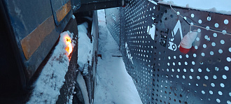 Идёт ремонт, раскопана часть дороги, при попытке выехать авто тянуло к яме, между передней и задней осью яма, не могу поехать не в перед не назад вытащить застрявшую машину Маз