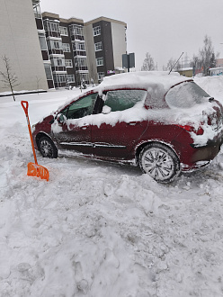 Застряла в населённом пункте на парковке. вытащить застрявшую машину Пежо 308.