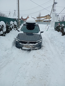 Я застрял на дороге в населённом пункте в 25 метрах от от гравийной дороги. Дорога почищена не полностью, там, где я нахожусь, дорога не чищена совсем, я его вяз в снегу с маленькими детьми нужна помощь выбраться отсюда. вытащить застрявшую машину Фольксваген пол лист бэк.