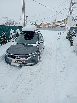 Я застрял на дороге в населённом пункте в 25 метрах от от гравийной дороги. Дорога почищена не полностью, там, где я нахожусь, дорога не чищена совсем, я его вяз в снегу с маленькими детьми нужна помощь выбраться отсюда. вытащить застрявшую машину Фольксваген пол лист бэк.