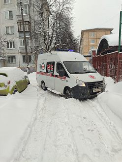 помогите пожалуйста,  застрял автомобиль СКОРОЙ ПОМОЩИ. Трос,веревка отсутствует (. вытащить застрявшую машину Газель некст
