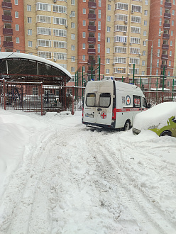 помогите пожалуйста,  застрял автомобиль СКОРОЙ ПОМОЩИ. Трос,веревка отсутствует (. вытащить застрявшую машину Газель некст