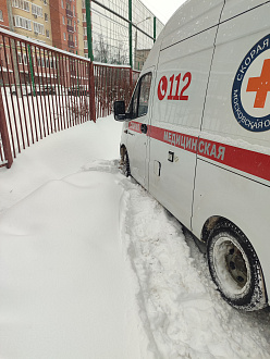 помогите пожалуйста,  застрял автомобиль СКОРОЙ ПОМОЩИ. Трос,веревка отсутствует (. вытащить застрявшую машину Газель некст