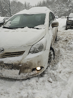 Я застряла на автостоянке. вытащить застрявшую машину Тойота верса.
