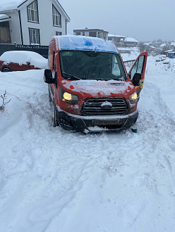 Застрял в секторе частный домов на подъеме , пытаюсь выбраться 2 часа вытащить застрявшую машину Форд Транзит