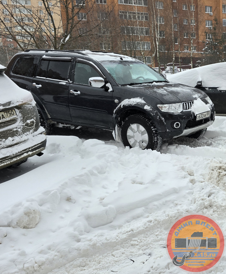 фото застрявшего Mitsubishi Pajero Sport II 