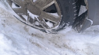 Поменять резину - порезали колеса вытащить застрявшую машину не указано