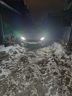 прошу помощи, вытащить машину застрял в частном секторе, в калие-сугробе, дернуть 50 метров до жёсткого покрытия, в машине люди  вытащить застрявшую машину Kia cerato 4