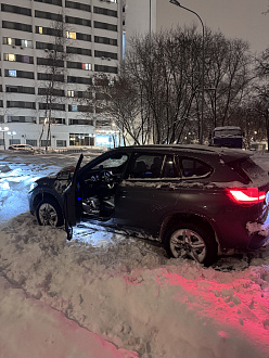 прошу помощи, закопался в снегу, буксую вытащить застрявшую машину BMW