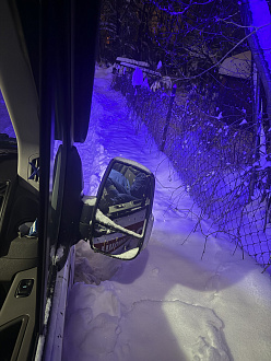 Бригада скорой помощи застряла в колее в снегу. вытащить застрявшую машину Ford.