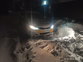 помогите пожалуйста,  лег на пузо, сам выехать не могу  вытащить застрявшую машину Киа Оптима, такси