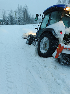помогите, решил чуть расширить дорогу в посёлке для разьезда авто и свалился в кувет. Трос есть. вытащить застрявшую машину Нива