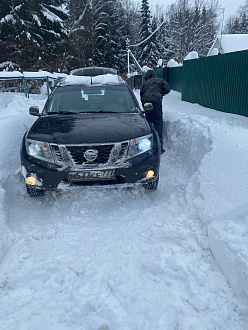 Застряли в снт , сели пузом . 
Не может двинутся никуда. Под снегом лед , встали намертво вытащить застрявшую машину Ниссан Тирана