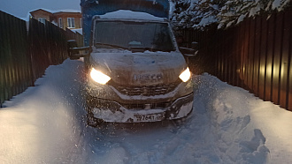 Застрял в снегу в снт, сел нормально. Машина тяжёлая, + груза. Крюка не нахожу в машине, троса нет. Если вперед, то как будто бы метров 100 и можно на твердое покрытие выехать. Если назад, метров 250 вытащить застрявшую машину Iveco daily