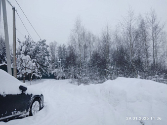 На грунтовой дороге в снегу, километр от дороги. вытащить застрявшую машину Ситроен c5.