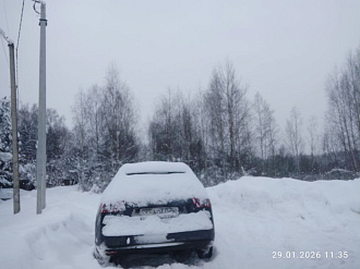 На грунтовой дороге в снегу, километр от дороги. вытащить застрявшую машину Ситроен c5.