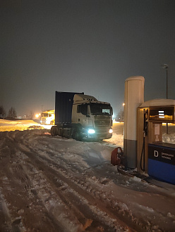 Застрял на территории азс до трассы 150 метров, все в снегу. вытащить застрявшую машину Man.