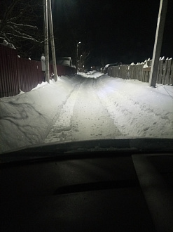 Заснеженная деревенская дорога, снега по пол колеса примерно. Дёрнуть назад. До нормальной дороги метров 100 вытащить застрявшую машину Опель