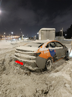 Нужно дёрнуть с места сидит на пузне в снегу на парковке тросс естт вытащить застрявшую машину Baic u5 plus
