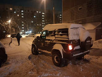 Стою на дороге между домами. Сгорело сцепление не могу ехать. Надо оттащить в сторону с дороги вытащить застрявшую машину УАЗ патриот