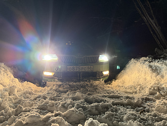 помогите пожалуйста,  застрял в лесу, сел на пузо на шкоде, дернуть нужно назад буквально 30 метров  вытащить застрявшую машину SKODA RAPID