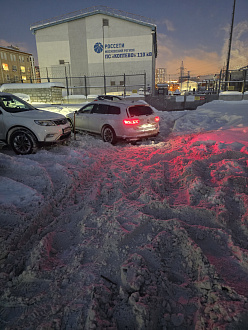 Застрял в колее, на днище.
Полный привод.крюк есть, троса нет.
До дороги 20 метров вытащить застрявшую машину Фольксваген пассат