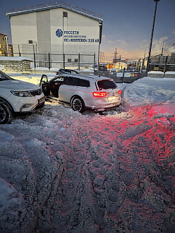 Застрял в колее, на днище.
Полный привод.крюк есть, троса нет.
До дороги 20 метров вытащить застрявшую машину Фольксваген пассат