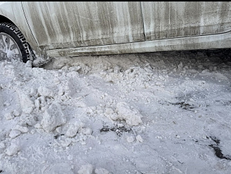 Застряла в сугробе у подъезда, необходимо дернуть. Был свой обычный трос из набора автомобилиста, порвался когда пытались выдернуть. Очень прошу помочь вытащить застрявшую машину Хендай Солярис