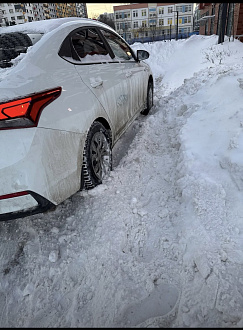 Застряла в сугробе у подъезда, необходимо дернуть. Был свой обычный трос из набора автомобилиста, порвался когда пытались выдернуть. Очень прошу помочь вытащить застрявшую машину Хендай Солярис
