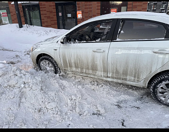 Застряла в сугробе у подъезда, необходимо дернуть. Был свой обычный трос из набора автомобилиста, порвался когда пытались выдернуть. Очень прошу помочь вытащить застрявшую машину Хендай Солярис