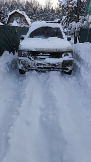 помогите, сел на брюхо, дальше откопал, нужно только сдернуть с твердого снега. вытащить застрявшую машину Ленд Ровер