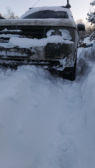 помогите, сел на брюхо, дальше откопал, нужно только сдернуть с твердого снега. вытащить застрявшую машину Ленд Ровер