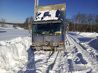 помогите, стащило с дороги. С собой из  инструмента ничего нет. В юю вытащить застрявшую машину не указано
