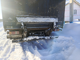 помогите, стащило с дороги. С собой из  инструмента ничего нет. В юю вытащить застрявшую машину не указано