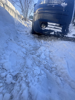 помогите пожалуйста,  застрял у домов, стою 2 часа, раскопал все, что можно, работаю курьером, скину последние 700 рублей   вытащить застрявшую машину Ауди а3 