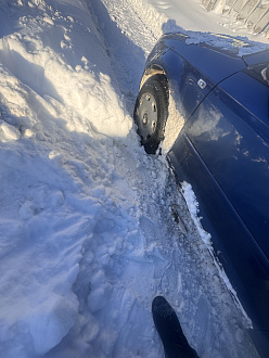 помогите пожалуйста,  застрял у домов, стою 2 часа, раскопал все, что можно, работаю курьером, скину последние 700 рублей   вытащить застрявшую машину Ауди а3 